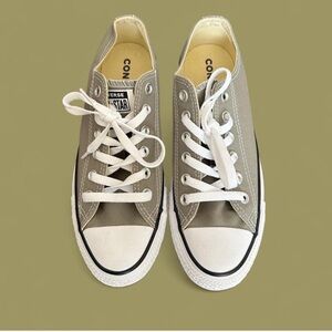 LIKE NEW! Converse Low-Top Sneakers in Camo green color